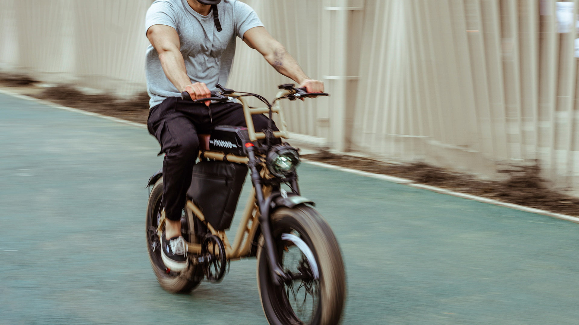 Advanced LCD Display for Optimal Performance - R1S Urban Cruiser E-Bike.