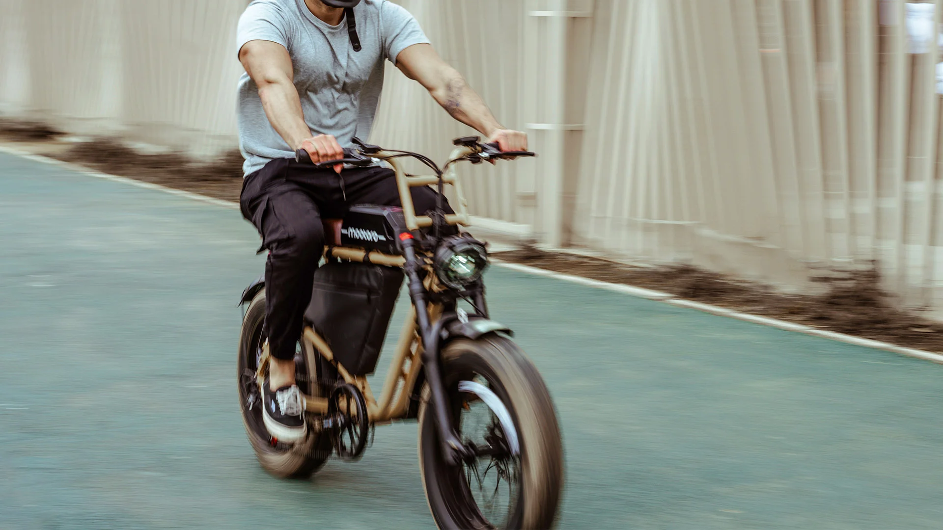 Advanced LCD Display for Optimal Performance - R1S Urban Cruiser E-Bike.