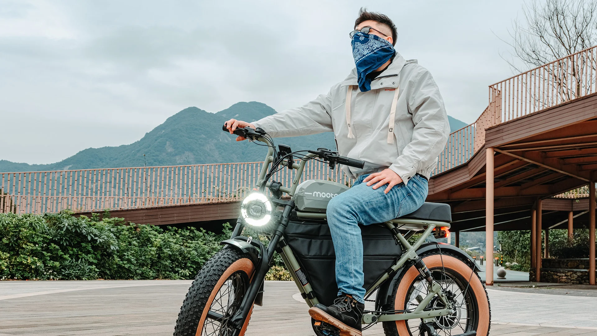 With R1 Plus 1000W electric bike LCD digital display. Keep track of your speed, distance, gear level, and battery status.