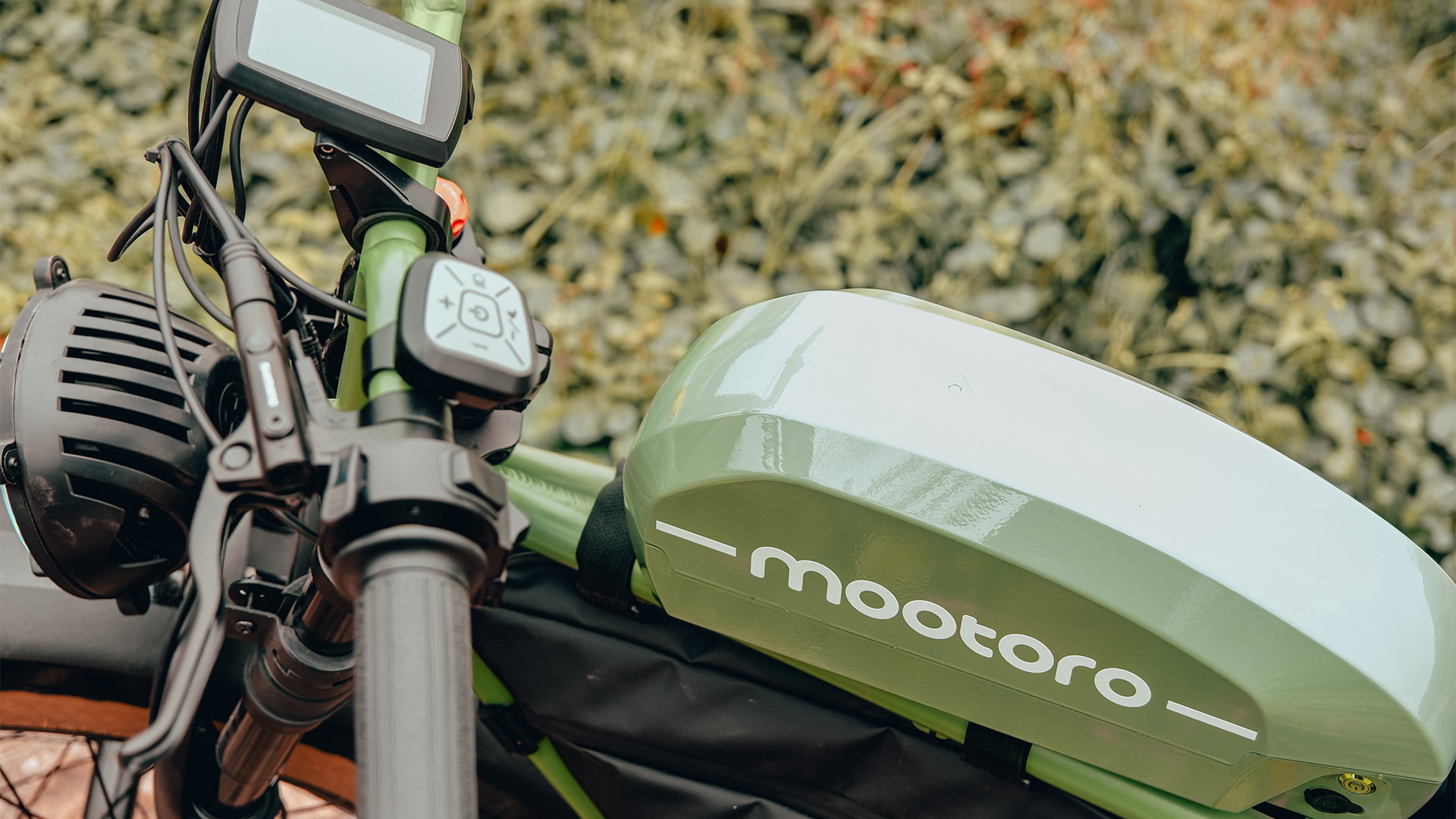 Convenience and extended ride time of the removable battery feature on the R1 Plus electric bike 1000W.